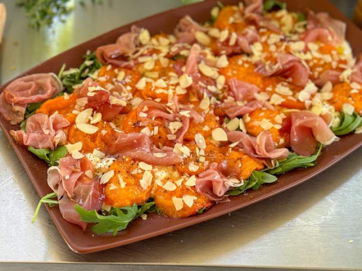 Grillowane morele na burracie z rukolą