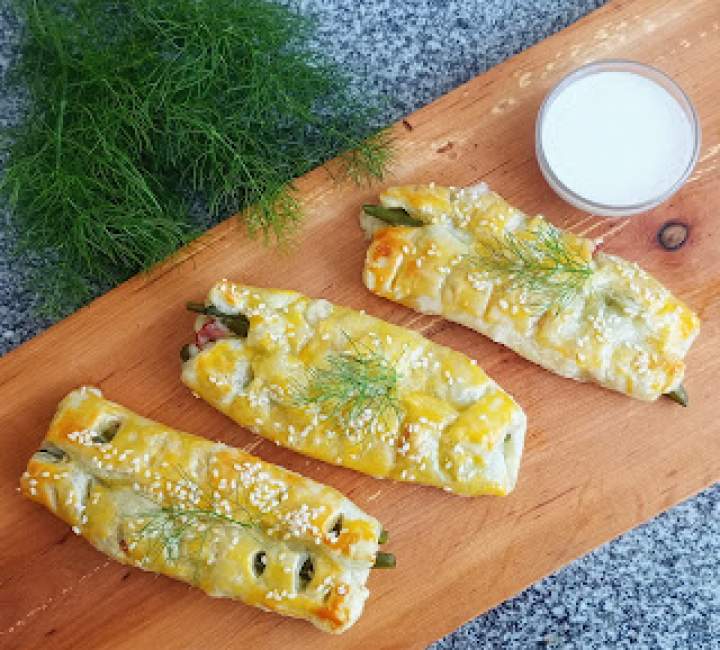 Fasolka szparagowa z boczkiem w cieście francuskim