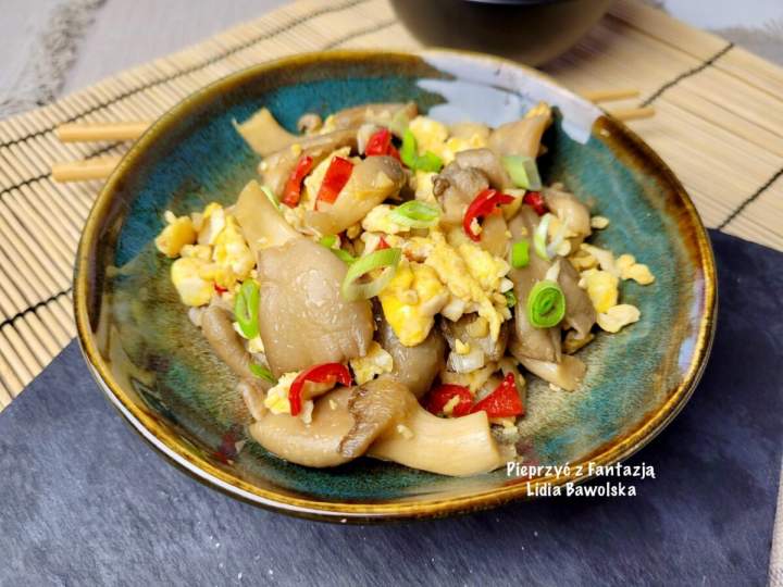 Boczniaki z jajkiem i chili w stylu azjatyckim – szybki stir-fry na patelnię