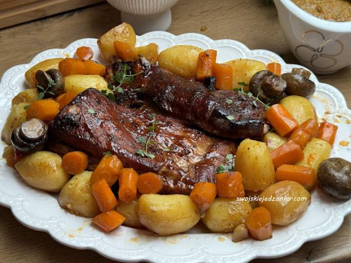 Żeberka pieczone na warzywach w glazurze