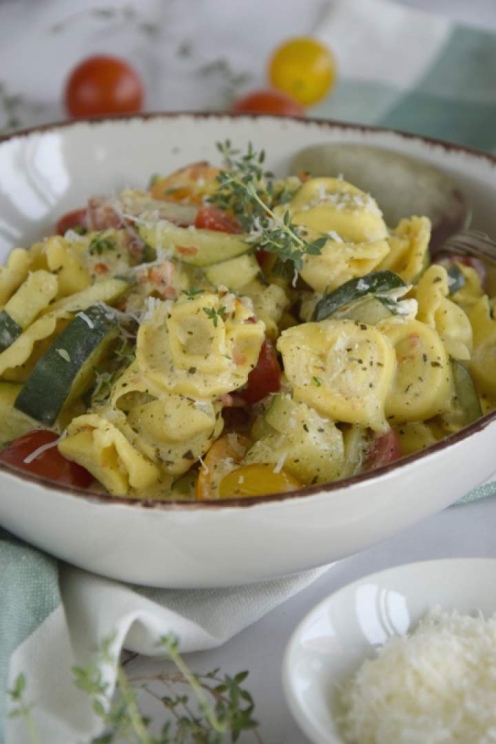 Kremowe tortellini z pomidorami i cukinią