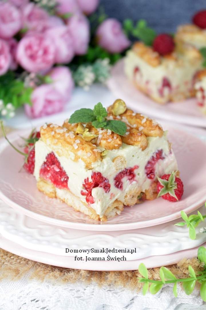 kremowa rozkosz pistacjowa z malinami na słomce ptysiowej