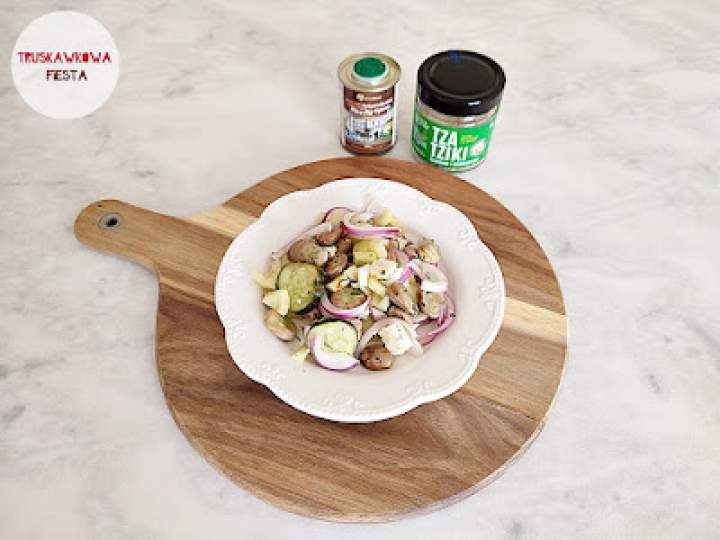 Sałatka z bobem, mozzarellą, papryką, ogórkiem kiszonym, ogórkiem szklarniowym, czerwoną cebulą, przyprawą tzatziki i oliwą