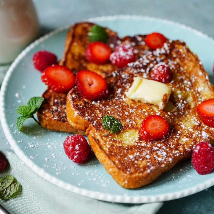 Tosty francuskie z truskawkami i malinami