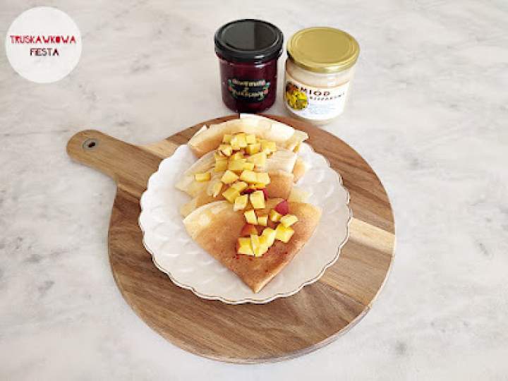 Pszenne naleśniki z konfiturą z żurawiny, miodem rzepakowym i brzoskwinią