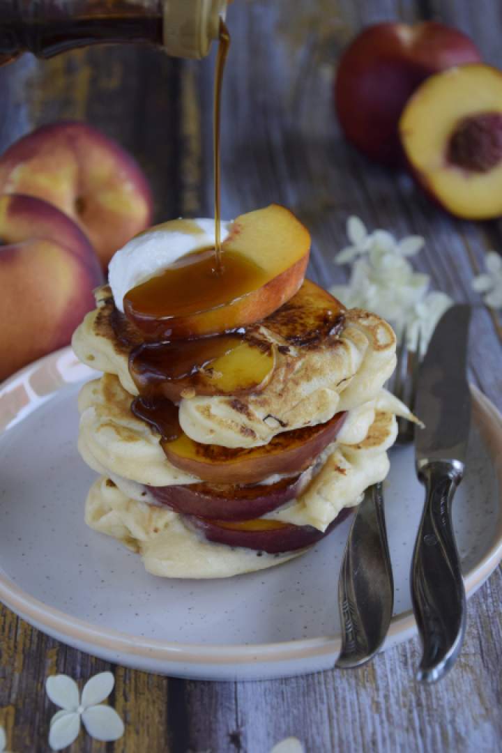 Jogurtowe pancakesy z brzoskwiniami