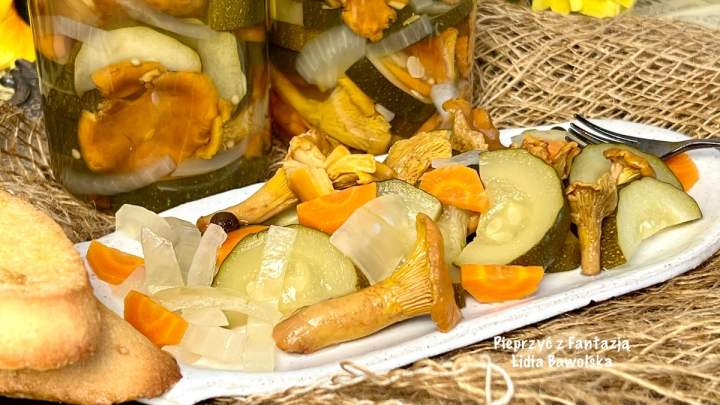 Sałatka z cukinii i kurek w zalewie octowej