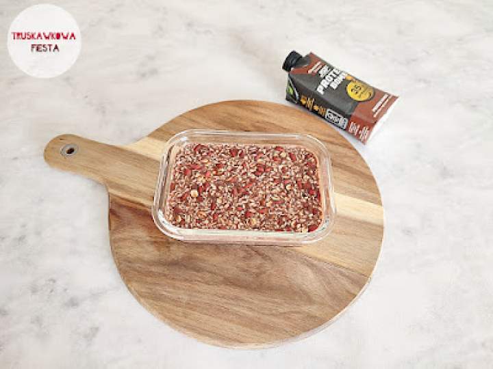 Wysokobiałkowa owsianka na zimno z bakaliami