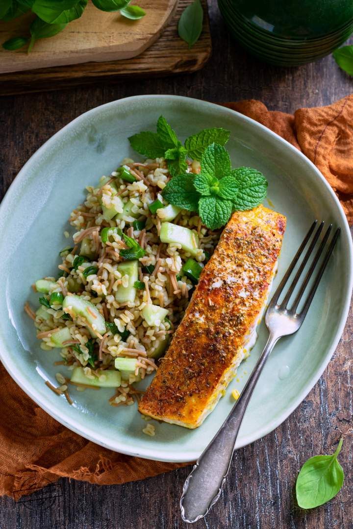 Pieczony łosoś z bulgurem, ogórkiem i miętą