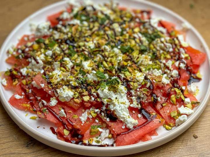 Carpaccio z arbuza, fety i pistacji