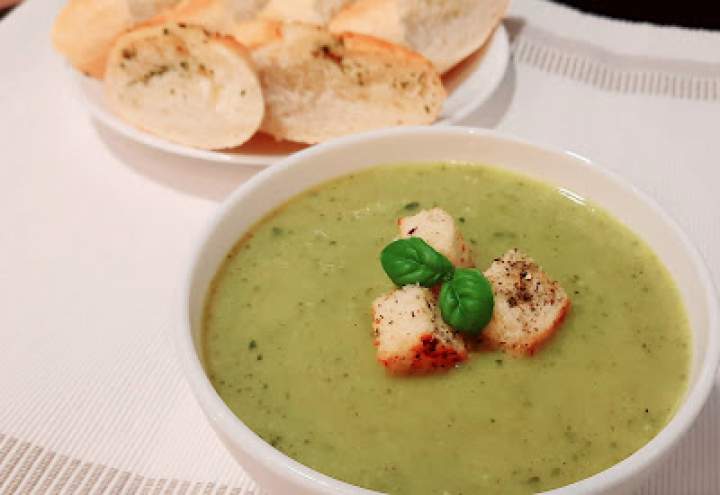 Kremowa zupa z cukinii i groszku