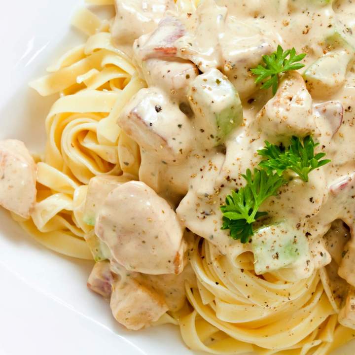 Makaron Alfredo z kurczakiem w sosie śmietanowym