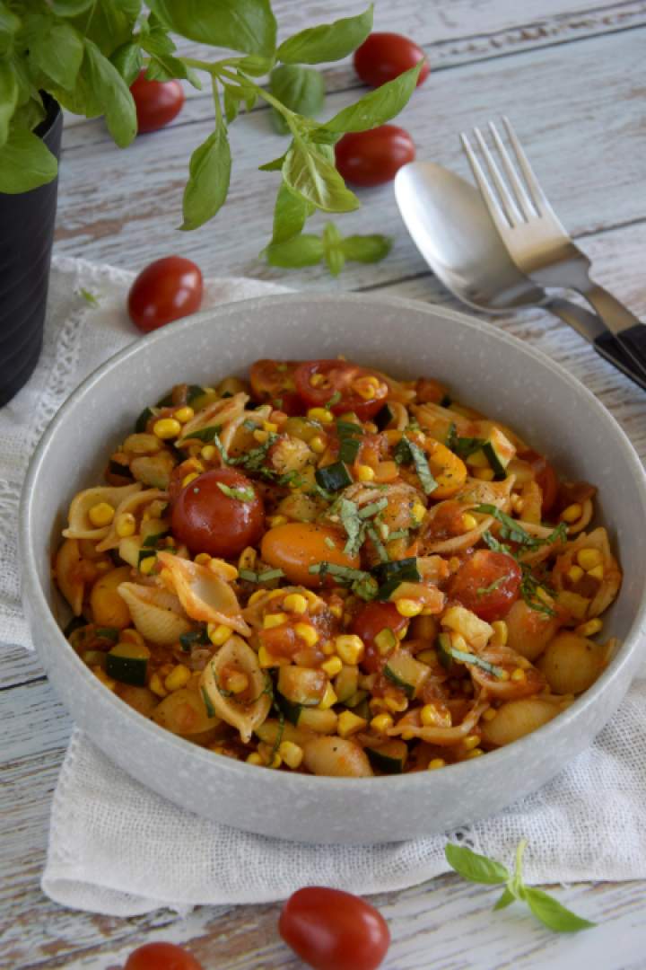 Letni makaron z cukinią, kukurydzą i sosem pomidorowym