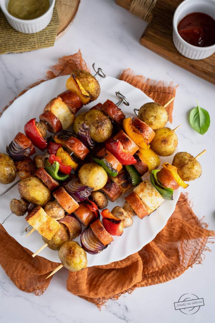 Szaszłyki z ziemniakami, kiełbasą i halloumi