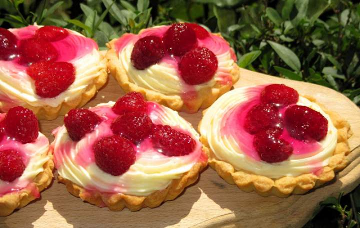 TARTALETKI Z KREMEM I MALINAMI , przepis na pyszne babeczki/mini tarty (super ciasto na korpusy )+FILM