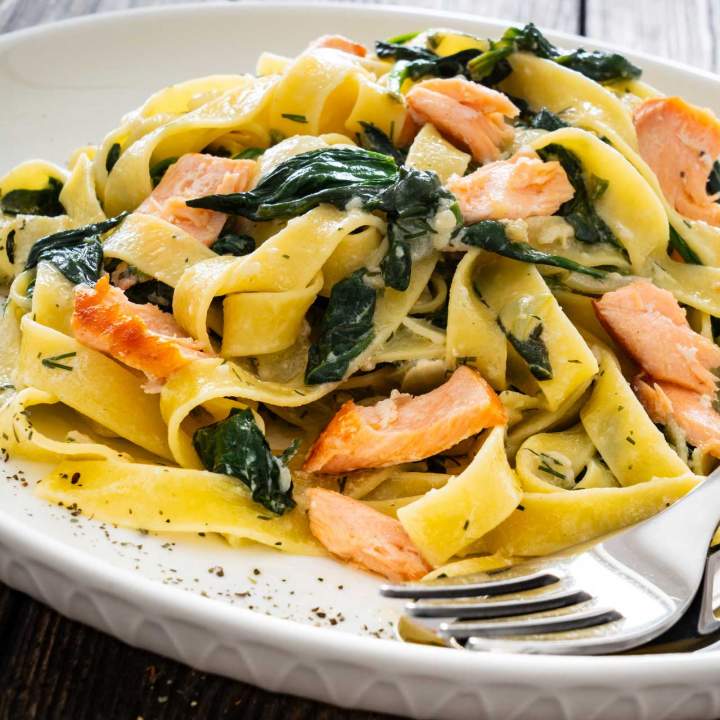 Makaron z łososiem i szpinakiem w kremowym sosie