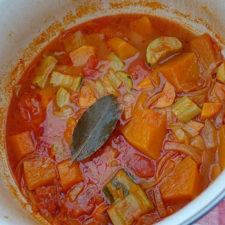 Zupa z dyni i sezonowych warzyw