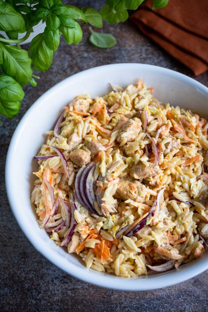 Sałatka z makaronem orzo, kurczakiem i marchewką