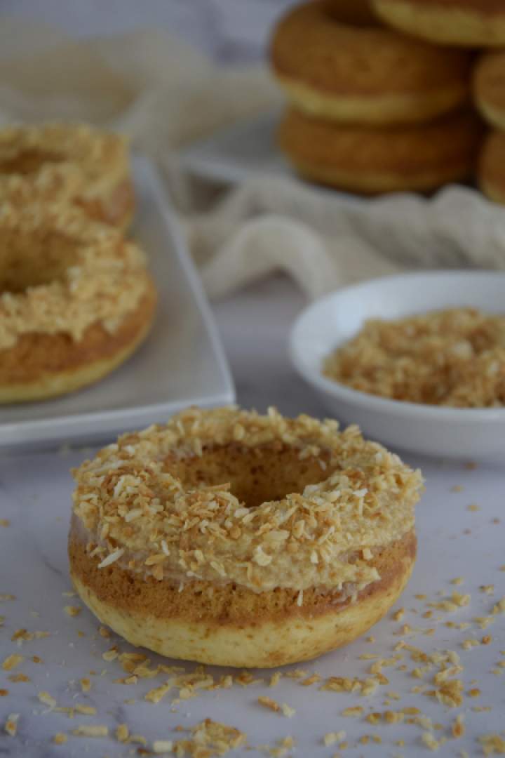 Kokosowe donuty z kremem słony karmel