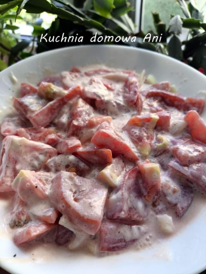 Pomidory z cebulą i śmietaną