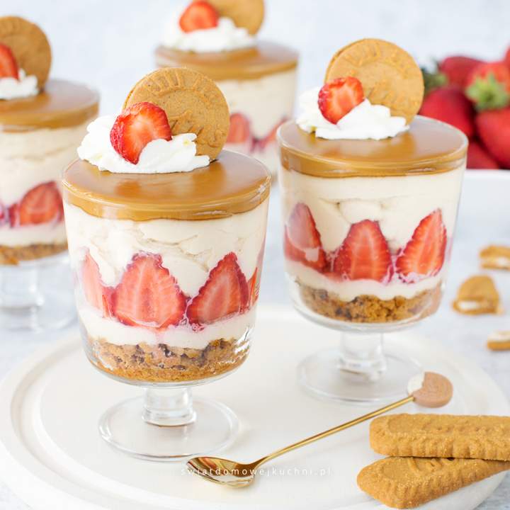 Deser Lotus z truskawkami