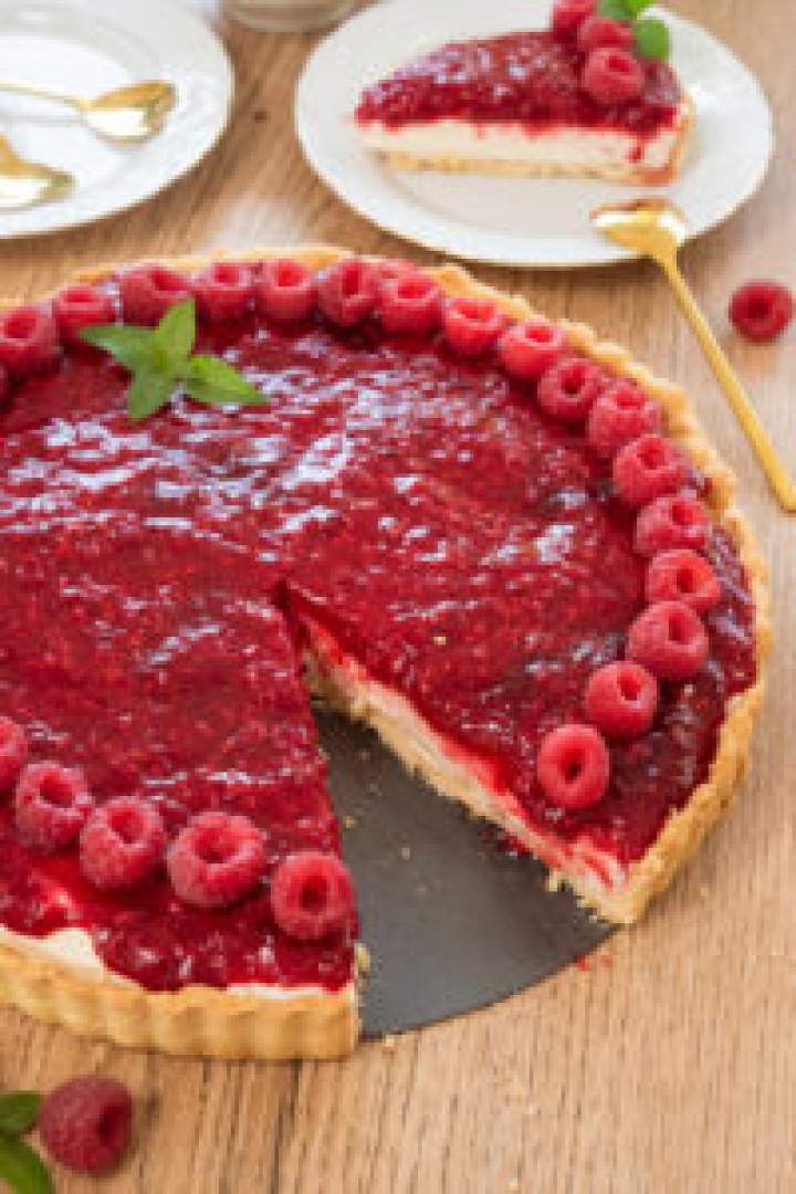 Tarta z kremem waniliowym i malinami