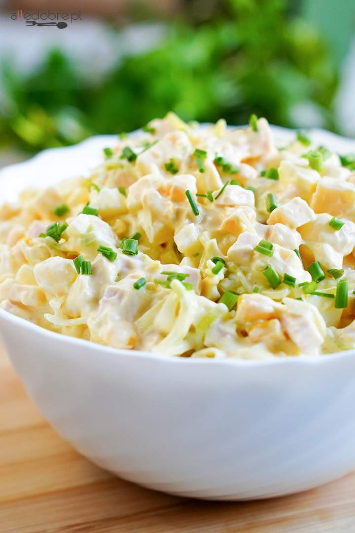 Sałatka z szynką, serem i marynowaną cebulką