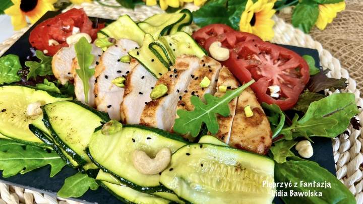 Sałatka z cukinii z kurczakiem i orzechami – lekka i pełna smaku