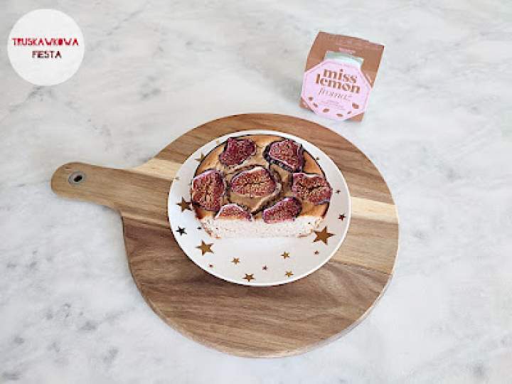 Migdałowy serniczek cynamonowo-rodzynkowy z bananem i figą