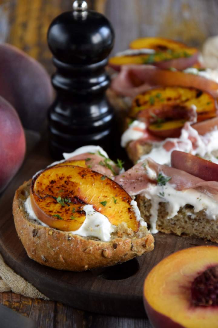 Mega grzanka z brzoskwiniami i burratą