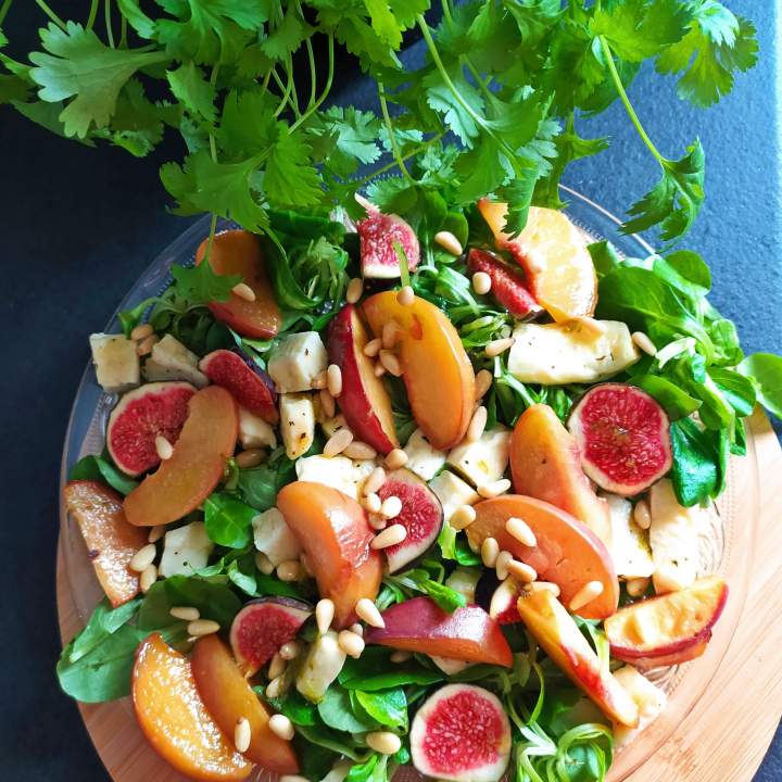 Sałatka z figami, brzoskwiniami i serem hallumi