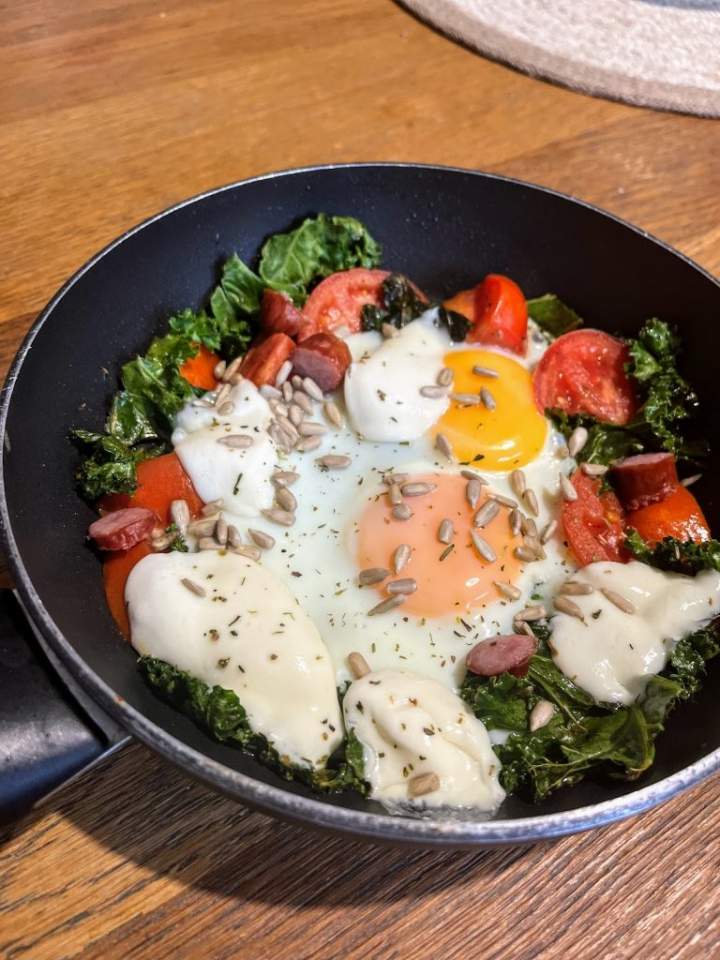 Sadzone jajka z jarmużem i pomidorem. Pyszne danie i ponad 40g białka!