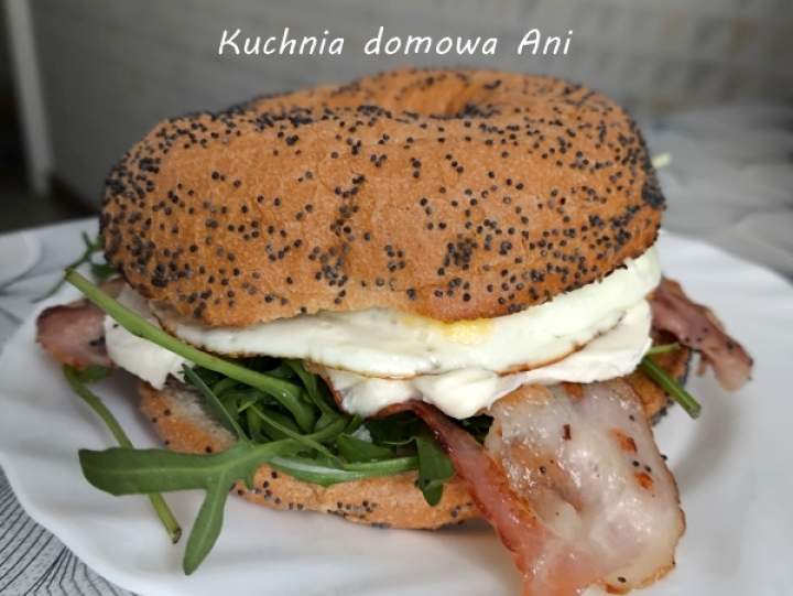 Bajgle z jajkiem sadzonym