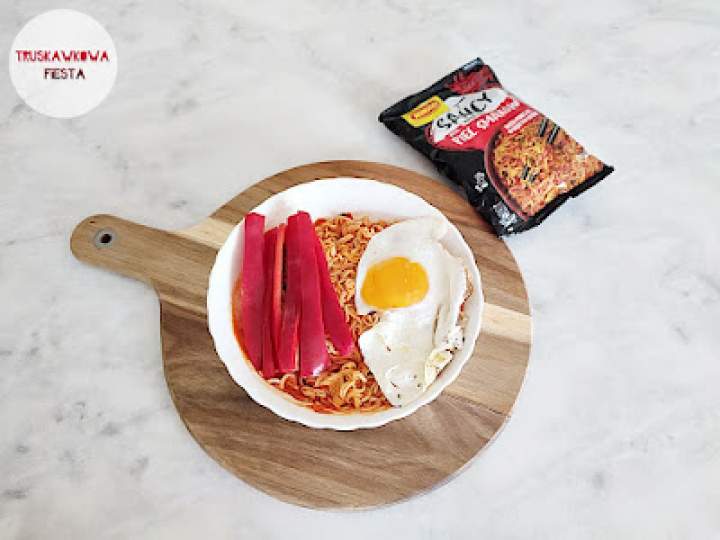 Noodles 5 smaków z jajem sadzonym i papryką czerwoną
