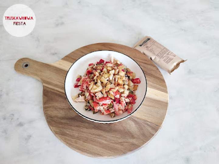 Łosoś wędzony z papryką czerwoną, pomidorem, ogórkiem kiszonym, kapustą kiszoną, pieczarkami, oliwkami czarnymi i przekąską ziemniaczaną