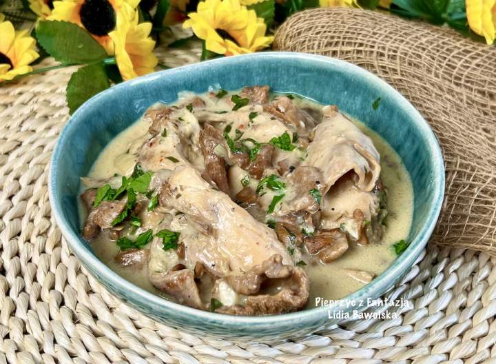 Królik duszony z kurkami w sosie śmietanowym i cydrze