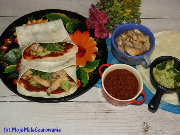 Chicharrón con salsa roja z kurczakiem