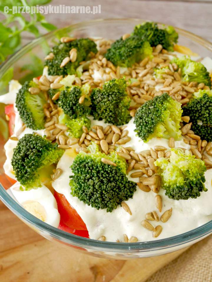 Sałatka brokułowa z fetą i jajkiem – prosty i smaczny przepis