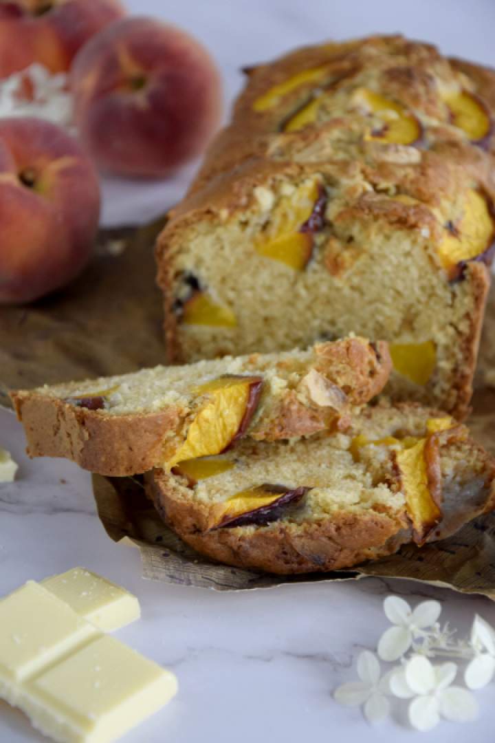 Chlebek migdałowy z brzoskwiniami i białą czekoladą