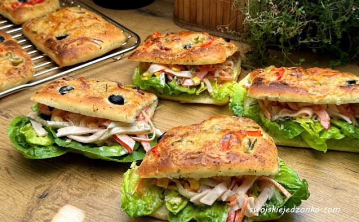 Bułki pizzowe z sałatką śniadaniową