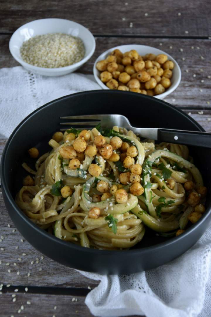 Makaron z cukinią i sosem tahini