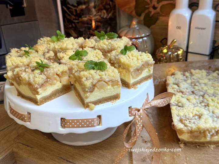 Sernik z karmelizowanymi gruszkami i jabłkami