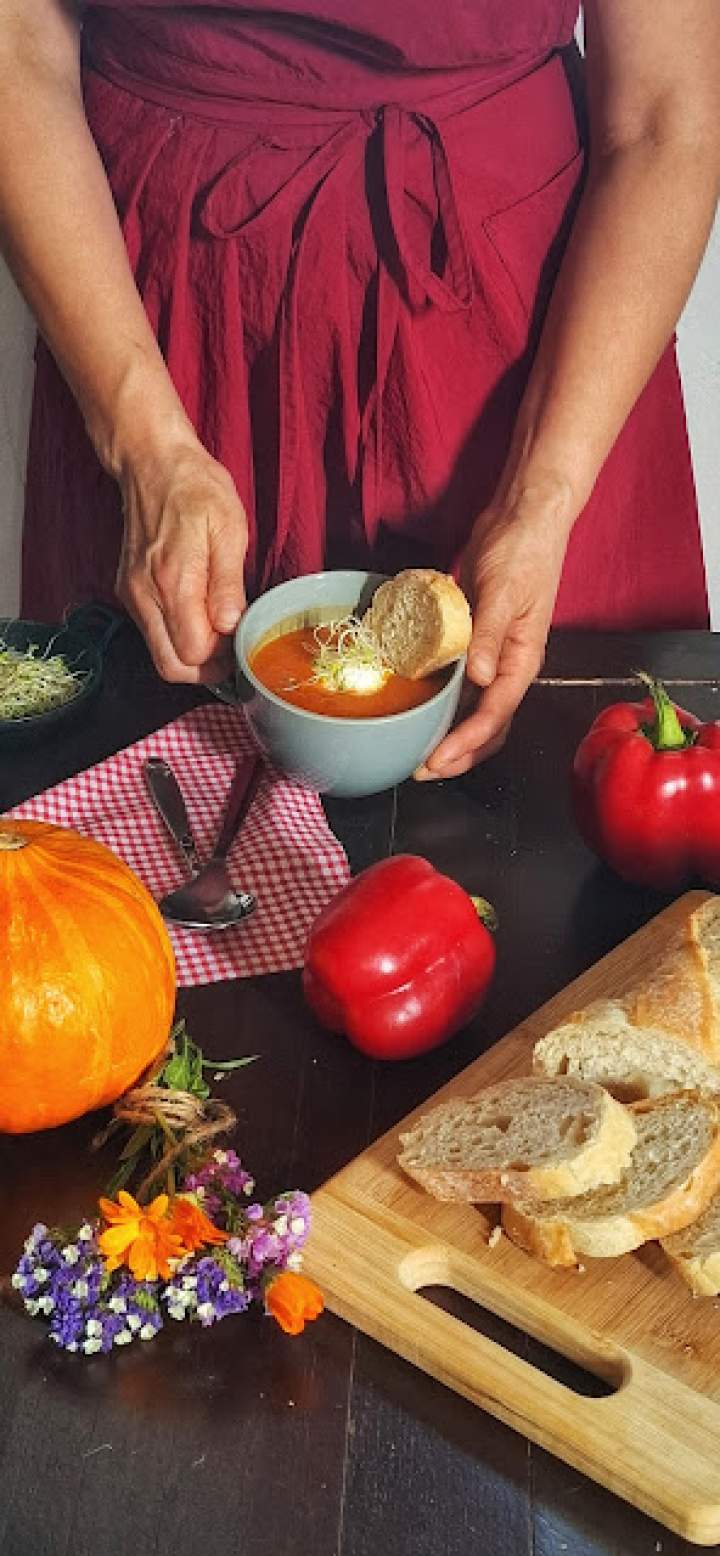 Kremowa zupa z pieczonej dyni, papryki i pomidora.