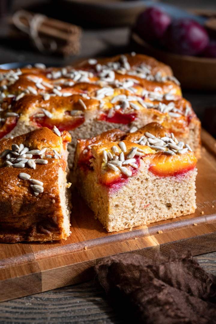 Ucierane ciasto cynamonowo-rumowe ze śliwkami