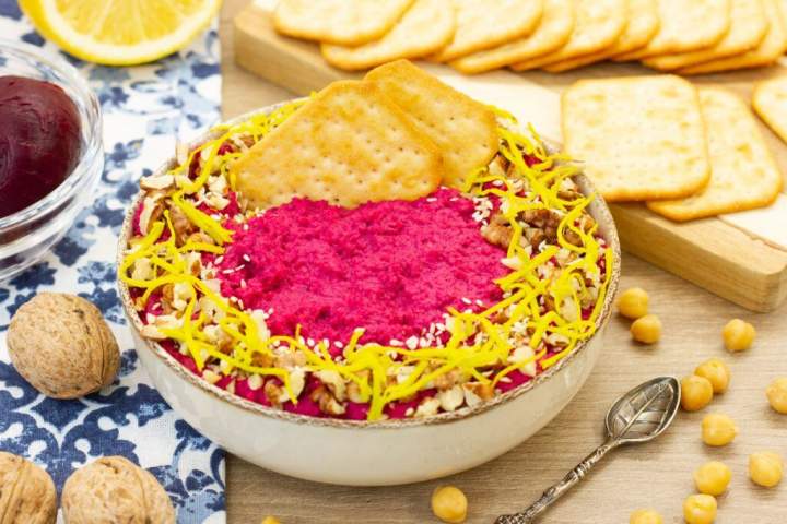 Hummus z burakiem ćwikłowym