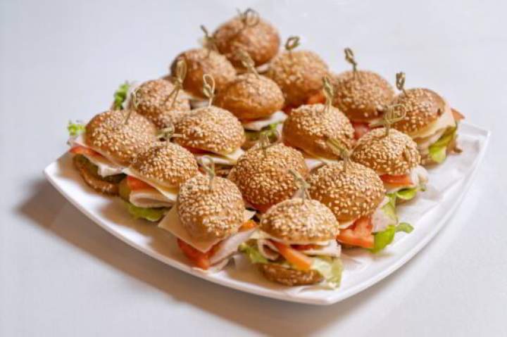 Pomysły na słodkie i wytrawne przekąski z bułek burgerowych i do hot dogów