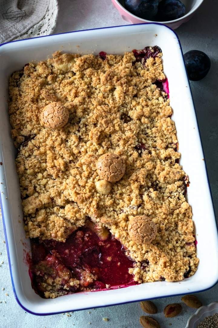 Śliwki pod kruszonką z ciasteczkami amaretti