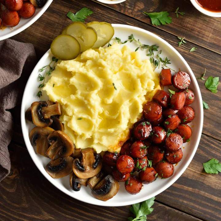 Szybki obiad z kiełbasą i pieczarkami