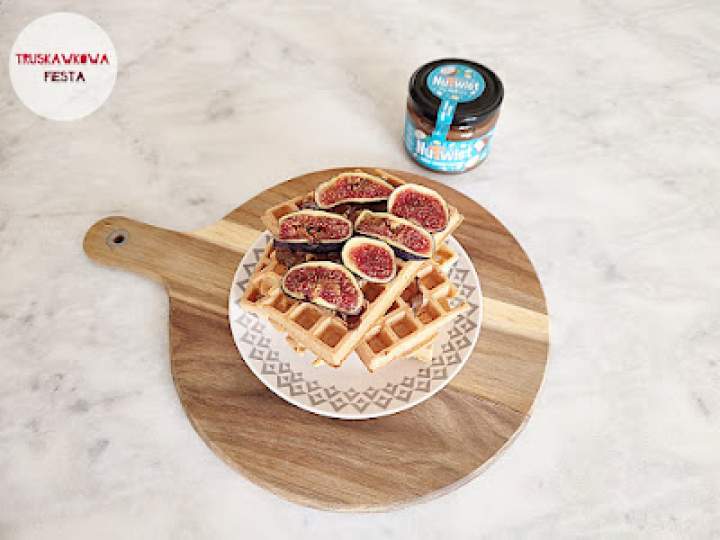 Gofry jaglane z serkiem wiejskim, figą i kremem orzechowym choco-coconut8