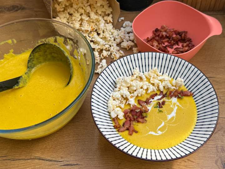 Zupa kukurydziana z popcornem  i boczkiem